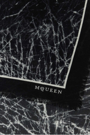 Printed wool scarf Black and white ALEXANDER MCQUEEN (8067963222Q) Printed wool scarf Black and white ALEXANDER MCQUEEN (8067963222Q)