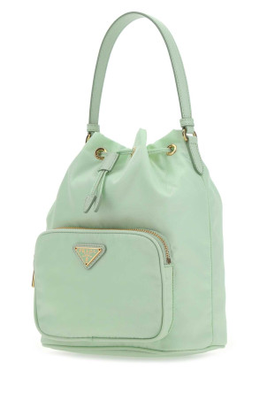 Пастельно-зелена сумка-відро з переробленого нейлону PRADA (1BH038VUOORV44) Пастельно-зелена сумка-відро з переробленого нейлону PRADA (1BH038VUOORV44)