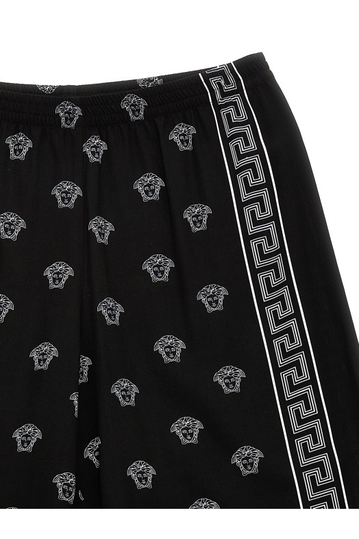Шорты-бермуды VERSACE KIDS 'Medusa Bandana' Черно-серые 10182681A130575B040 Шорты-бермуды VERSACE KIDS 'Medusa Bandana' Черно-серые 10182681A130575B040