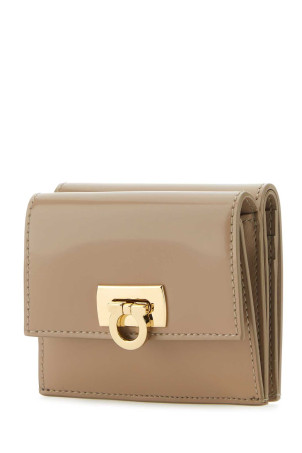 Кожаный кошелек бежевого цвета SALVATORE FERRAGAMO (220434763020) Кожаный кошелек бежевого цвета SALVATORE FERRAGAMO (220434763020)
