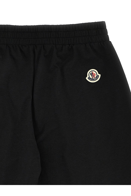 Шорты-бермуды с нашивкой логотипа Черный MONCLER ENFANT K19548H0000989AFV999 Шорты-бермуды с нашивкой логотипа Черный MONCLER ENFANT K19548H0000989AFV999