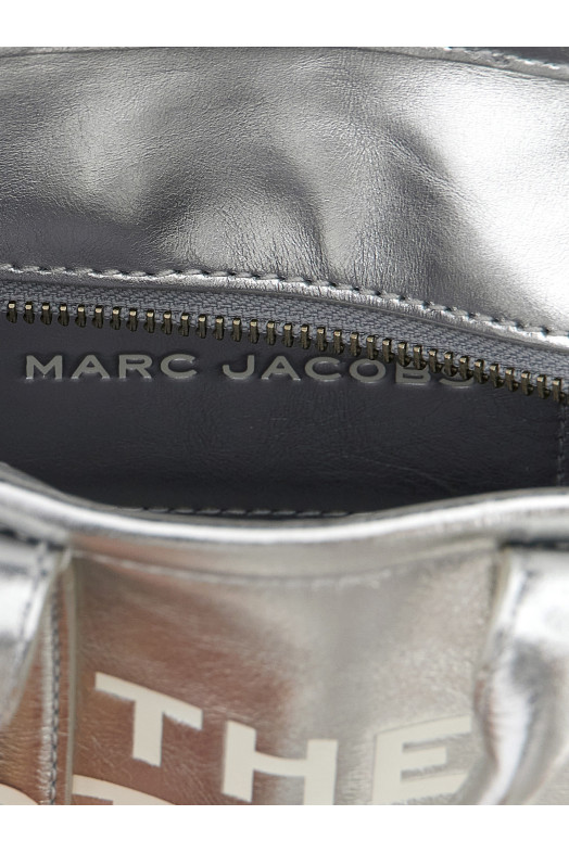 Сумка кроссбоди MARC JACOBS 'The Metallic Leather Crossbody Tote' серебристого цвета 2F4HCR013H04039 Сумка кроссбоди MARC JACOBS 'The Metallic Leather Crossbody Tote' серебристого цвета 2F4HCR013H04039