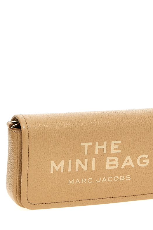 Сумка кроссбоди MARC JACOBS 'The Leather Mini Bag' бежевого цвета 2S4SMN080S02230 Сумка кроссбоди MARC JACOBS 'The Leather Mini Bag' бежевого цвета 2S4SMN080S02230