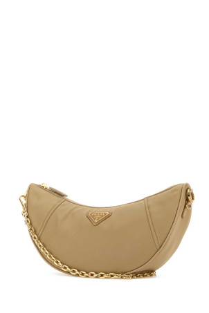 Бежевая сумка через плечо Prada Demi-lune из переработанного нейлона (1BH222VNOOR064) Бежевая сумка через плечо Prada Demi-lune из переработанного нейлона (1BH222VNOOR064)