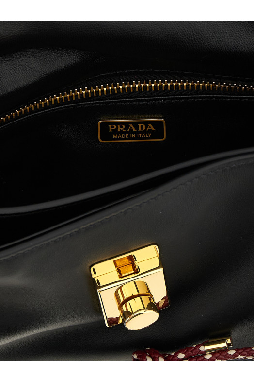 Небольшая сумка через плечо «Prada Soft Sound» Черная 1BD379VOO62C6AF0002 Небольшая сумка через плечо «Prada Soft Sound» Черная 1BD379VOO62C6AF0002