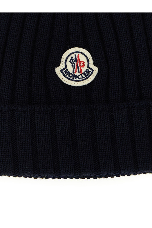 Шапка с ребристой отделкой, черная MONCLER ENFANT K29513B00006M1131742 Шапка с ребристой отделкой, черная MONCLER ENFANT K29513B00006M1131742