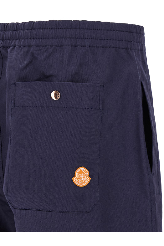 Брюки Moncler x Gilga Farm от Дональда Гловера, синие MONCLER GENIUS K24022A00001598EC786 Брюки Moncler x Gilga Farm от Дональда Гловера, синие MONCLER GENIUS K24022A00001598EC786