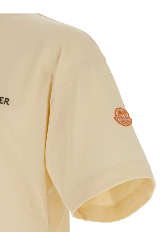 Футболка Moncler x Gilga Farm от Дональда Гловера, белая MONCLER GENIUS K24028C0000589AZ902B Футболка Moncler x Gilga Farm от Дональда Гловера, белая MONCLER GENIUS K24028C0000589AZ902B