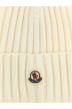 Вязаная шапка с ребристой текстурой, белая MONCLER K20933B00036A9327030 Вязаная шапка с ребристой текстурой, белая MONCLER K20933B00036A9327030