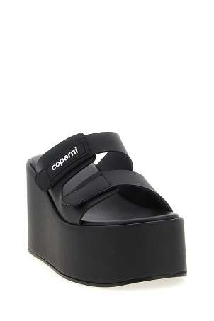 Клиноподібні сандалі «Patch Wedge Sandal» Чорні COPSH76F6015BLK Клиноподібні сандалі «Patch Wedge Sandal» Чорні COPSH76F6015BLK