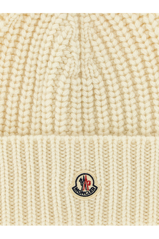 Шерстяная и кашемировая шапка Белая MONCLER K20933B00035M4281034 Шерстяная и кашемировая шапка Белая MONCLER K20933B00035M4281034