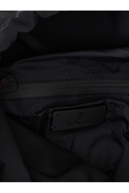 Рюкзак з вишитим логотипом Чорний MONCLER GRENOBLE K20975A00002M7570999 Рюкзак з вишитим логотипом Чорний MONCLER GRENOBLE K20975A00002M7570999