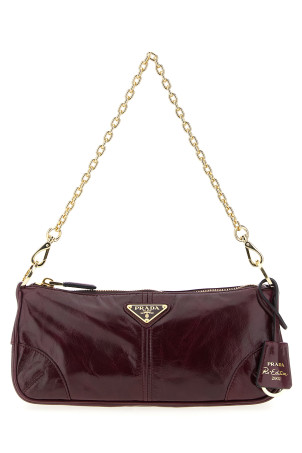 Середня сумка через плече «Prada Re-Edition 2002» бордового кольору 1BC221VOOM2CYRF0LV7 Середня сумка через плече «Prada Re-Edition 2002» бордового кольору 1BC221VOOM2CYRF0LV7