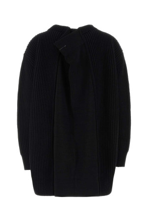Черный свитер оверсайз из эластичной шерстяной смеси MM6 MAISON MARGIELA (S62HL0042M13192) Черный свитер оверсайз из эластичной шерстяной смеси MM6 MAISON MARGIELA (S62HL0042M13192)