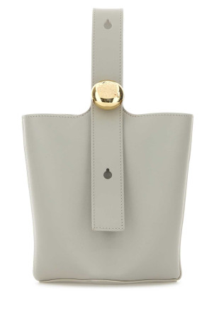 Светло-серая кожаная мини-сумка-ведро Pebble LOEWE (AANBBBMX27)