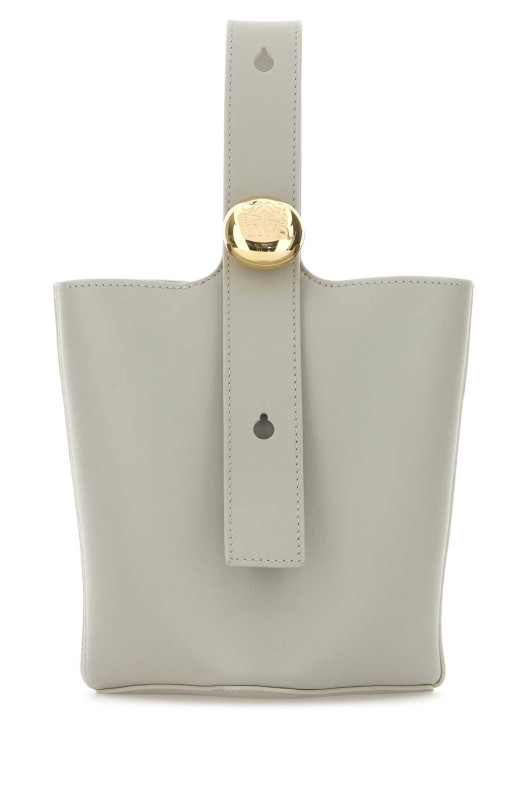 Светло-серая кожаная мини-сумка-ведро Pebble LOEWE (AANBBBMX27)