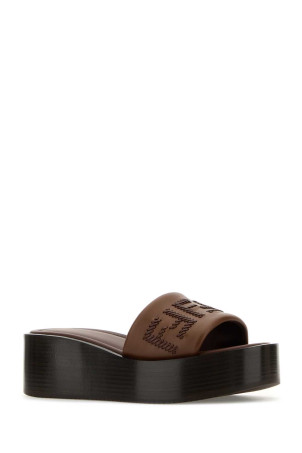 Коричневі шкіряні тапочки Fendi Sunshine FENDI (8R8692ATSW) Коричневі шкіряні тапочки Fendi Sunshine FENDI (8R8692ATSW)