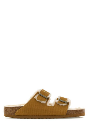 Шкіряні тапочки Arizona кольору гірчичного суеду BIRKENSTOCK (1028212) Шкіряні тапочки Arizona кольору гірчичного суеду BIRKENSTOCK (1028212)