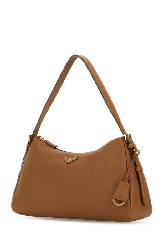 Кожаная сумка через плечо цвета карамель PRADA (1BC228VLVM2CYS) Кожаная сумка через плечо цвета карамель PRADA (1BC228VLVM2CYS)