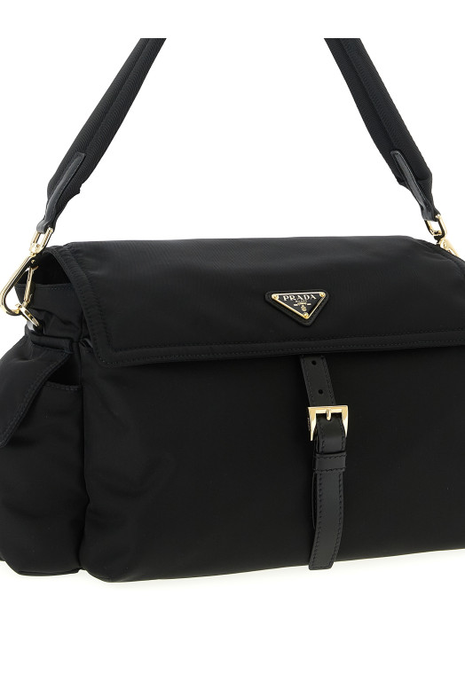 Сумка «Explore» из переработанного нейлона с клапаном, черная 1BD391VNOORDLNF0002 Сумка «Explore» из переработанного нейлона с клапаном, черная 1BD391VNOORDLNF0002