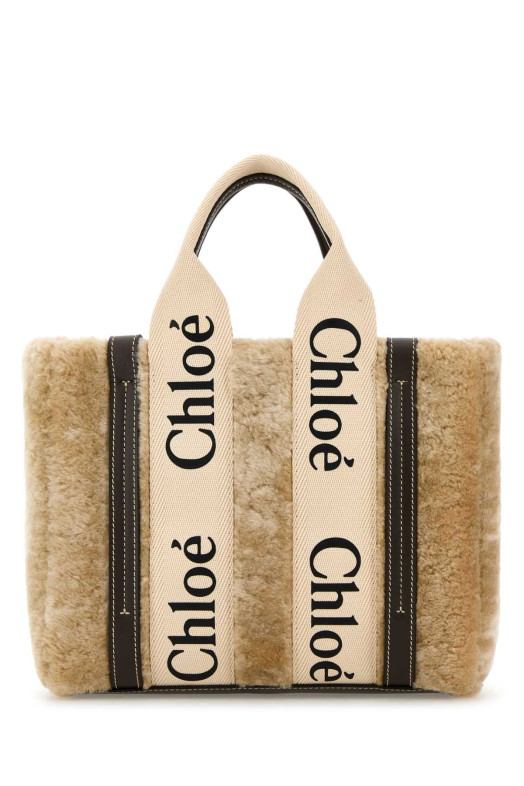 Бежевая сумка для покупок из овчины Woody CHLOE (CH25WS397Q44) CHLOÉ