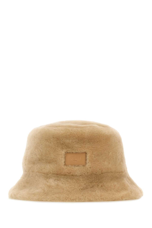 Бежевая шапка-ведро из овчины FENDI (FXQ855AYL5)