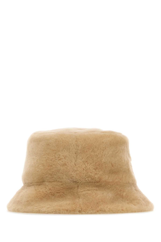 Бежевая шапка-ведро из овчины FENDI (FXQ855AYL5)