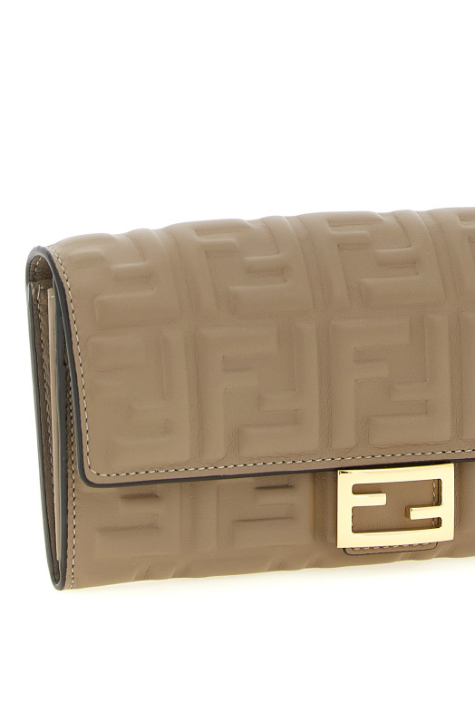 'Continental Baguette' wallet on chain Beige