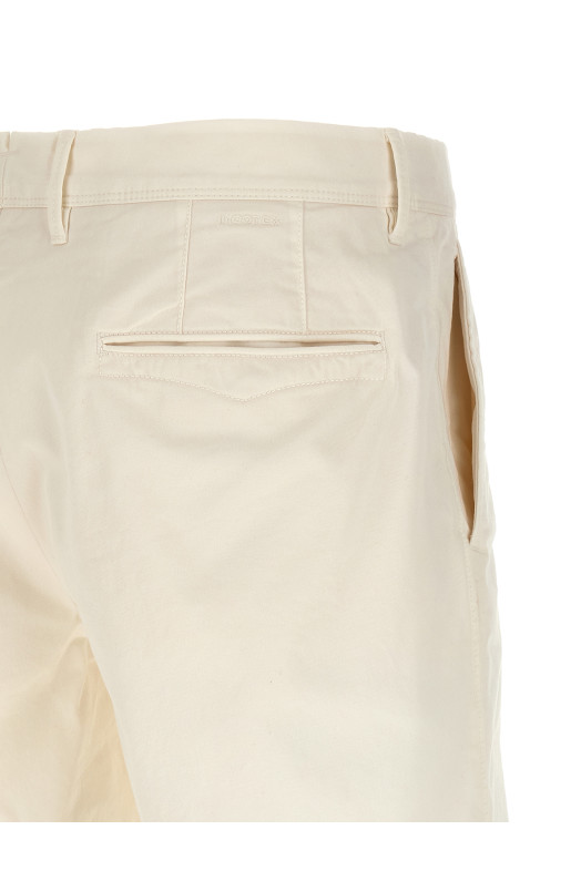 'Modello 11S215' bermuda shorts White