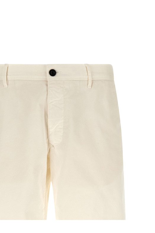 'Modello 11S215' bermuda shorts White