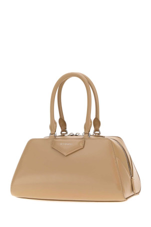 Невелика шкіряна сумочка Antigona East-West бежевого кольору з золотими елементами від GIVENCHY (BB5130B2EN)