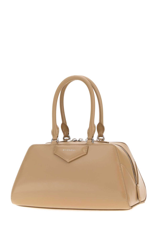 Небольшая кожаная сумка Antigona East-West бежевого цвета с золотыми элементами от GIVENCHY (BB5130B2EN)