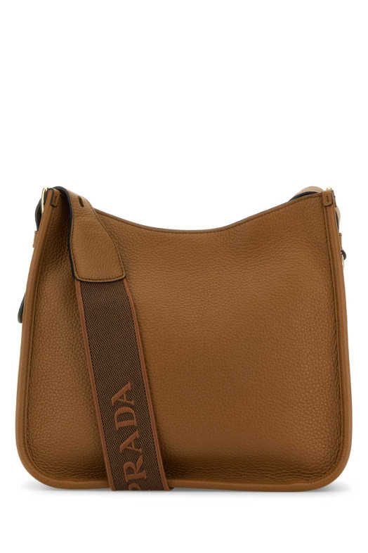 Кожаная сумка через плечо цвета карамели PRADA (1BC073V7NO2DKV)