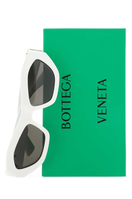 Солнцезащитные очки BOTTEGA VENETA с угловатой оправой из белого ацетата (734117V2Q30)