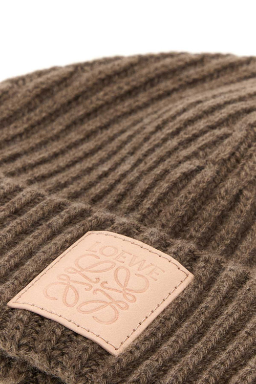 Brown cashmere beanie hat Beige LOEWE (KSA9OT1X01)