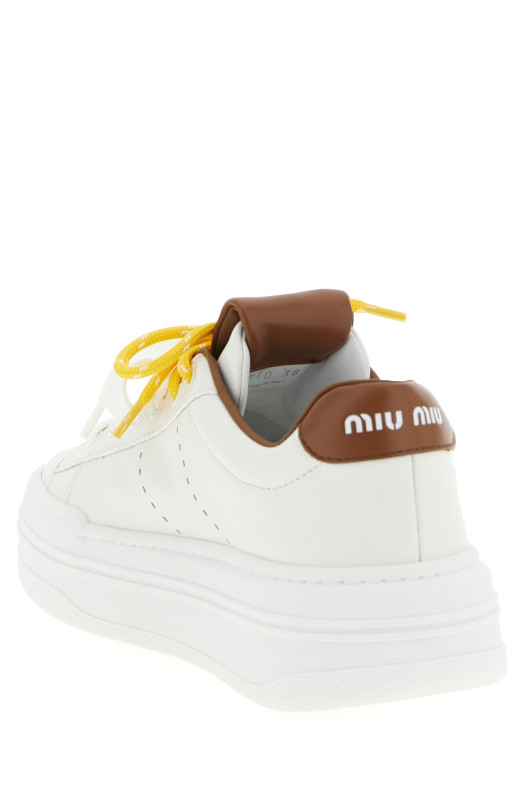 Double lacing sneakers Brown