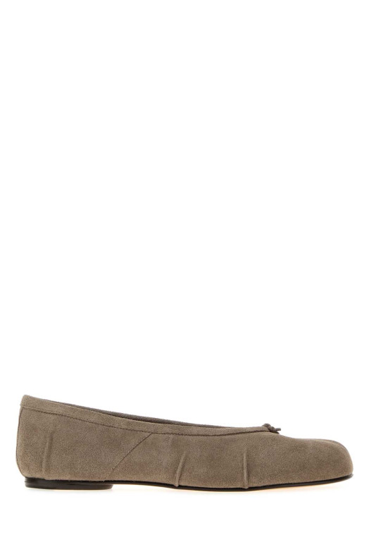 Балетки «таби» из замши серого цвета «Dove» от MAISON MARGIELA (S58WZ0127P7854)