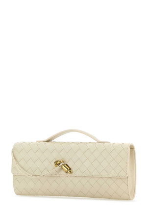 Кожа цвета слоновой кости. Сумка «Andiamo» от BOTTEGA VENETA (741511VCPP3)