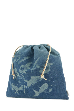 Busta creata in collaborazione con Paula s Ibiza realizzata in denim caratterizzata da particolare stampa su tutta la superficie arricchita da etichetta logata sul lato. - Chiusura mediante coulisse  - Interno foderato BLUE LOEWE PAULA'S IBIZA (C822Q29X04) Busta creata in collaborazione con Paula s Ibiza realizzata in denim caratterizzata da particolare stampa su tutta la superficie arricchita da etichetta logata sul lato. - Chiusura mediante coulisse  - Interno foderato BLUE LOEWE PAULA'S IBIZA (C822Q29X04)