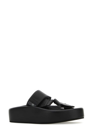 Чорні шкіряні капці MM6 MAISON MARGIELA (S59WP0206P6383) Чорні шкіряні капці MM6 MAISON MARGIELA (S59WP0206P6383)