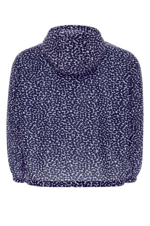 Принтованая ветровка из нейлона Re-Nylon, синяя PRADA (SGC530S23214FU) Принтованая ветровка из нейлона Re-Nylon, синяя PRADA (SGC530S23214FU)