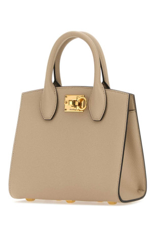 Капучино шкіряна маленька сумочка Studio Box Бежева SALVATORE FERRAGAMO (211424757942) Капучино шкіряна маленька сумочка Studio Box Бежева SALVATORE FERRAGAMO (211424757942)