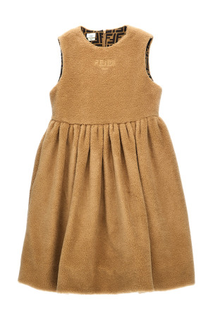 Сукня з вишитим логотипом зі штучного хутра Бежева FENDI KIDS (JFB719ARSKF1P2P) Сукня з вишитим логотипом зі штучного хутра Бежева FENDI KIDS (JFB719ARSKF1P2P)